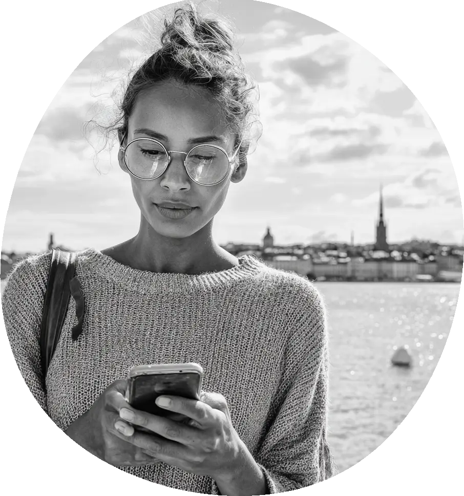 Studenttjej med mobil med fri surf